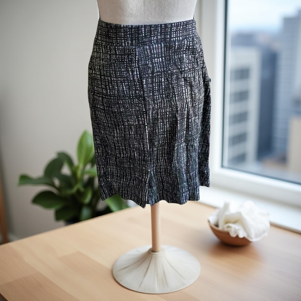 Going Back To The Office Must Have. Elegant Black and White Skirt